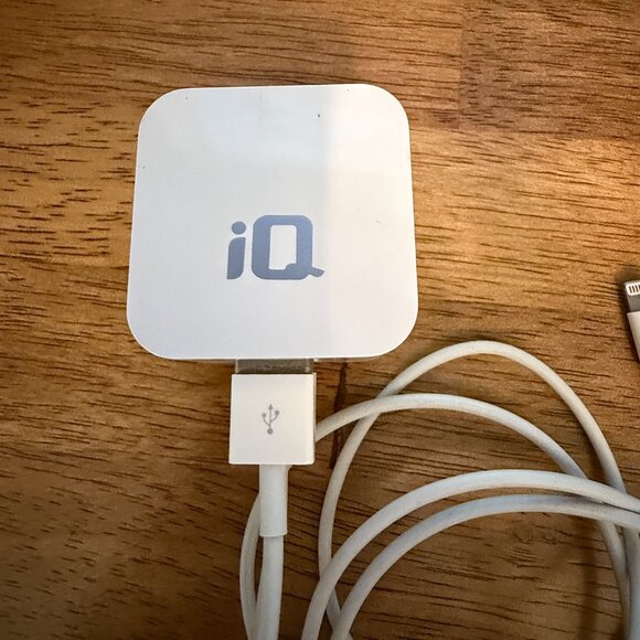 IQ Dual Port Wall Charger Adapter with 2 Iphone USB to Lightning Cables - Picture 3 of 8
